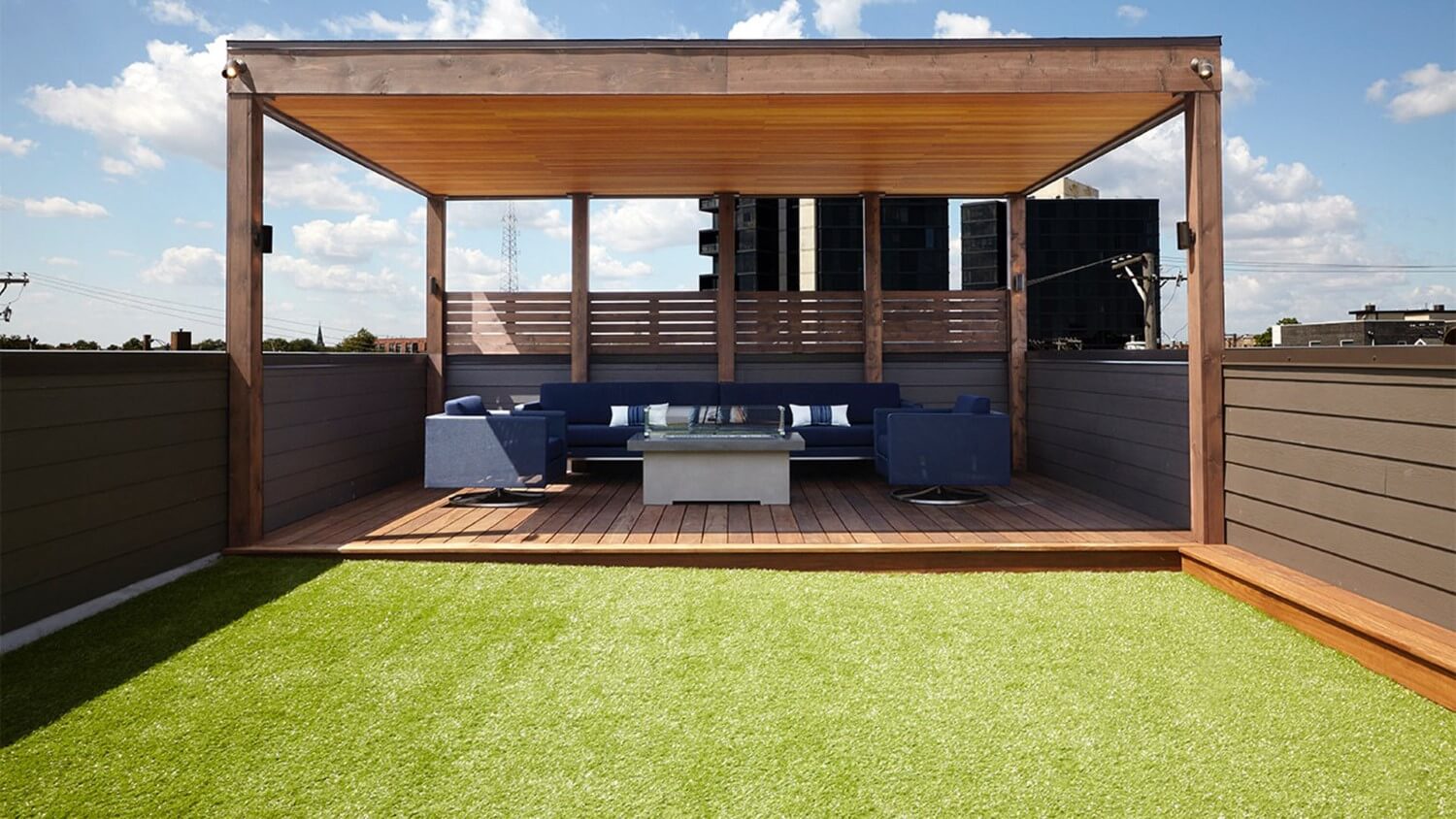 IL Chicago Rooftop 03 Residential rooftop patio with artificial grass frorm SYNlawn