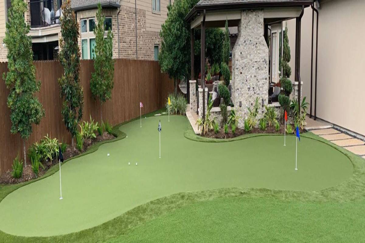 Residential golf greens installed by SYNLawn