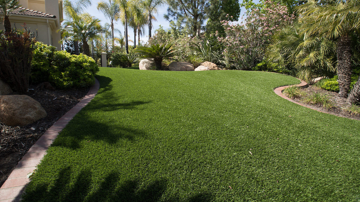 artificial-lawn-1 Artificial grass backyard installed by SYNLawn